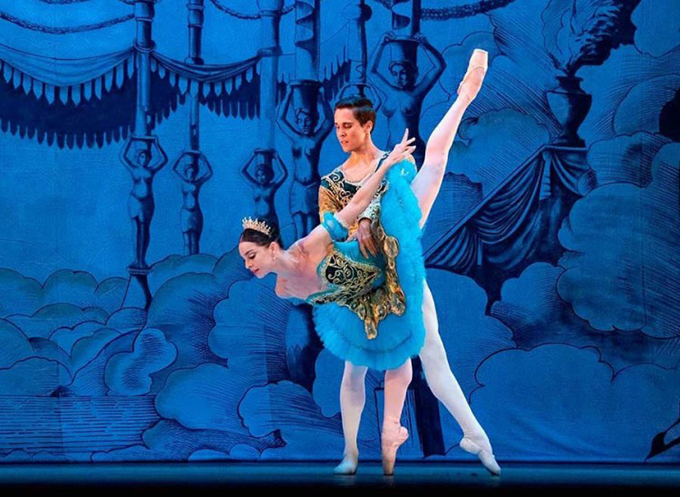 Bailarán Viengsay Valdés y Dani Hernández en la gala internacional Les Etoiles Bailarán Viengsay Valdés y Dani Hernández en la gala internacional Les Etoiles