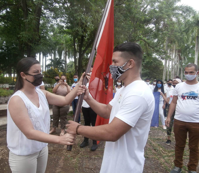 Abanderan brigada juvenil en Bayamo Abanderan brigada juvenil en Bayamo