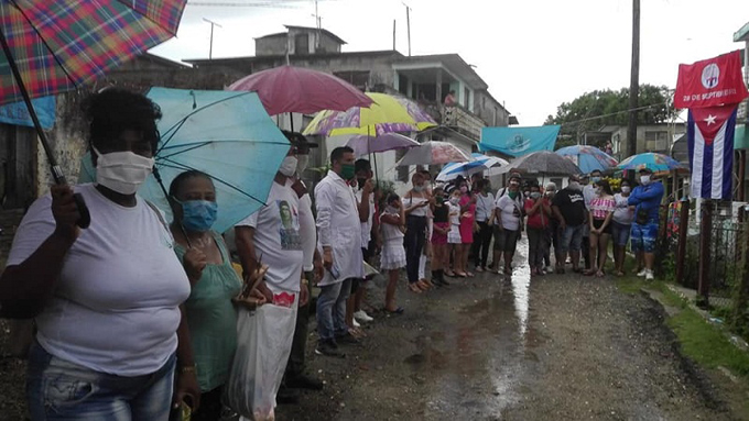 El barrio recibió a sus héroes de batas blancas (+ fotos y video) El barrio recibió a sus héroes de batas blancas (+ fotos y video)