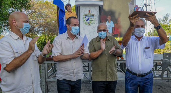 Entregan los CDR el Premio del Barrio al doctor Francisco Alberto Durán García