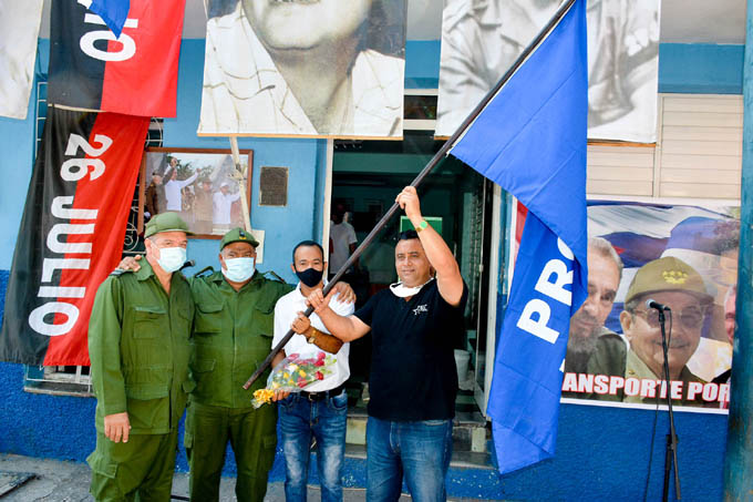 Colectivos saludan con bandera de vanguardia nacional el 26 de julio en Granma