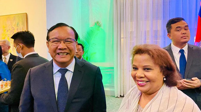 Dialoga canciller de Camboya con embajadora de Cuba