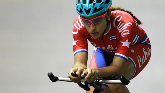 Arlenis: sola en la ruta mundial Arlenis: sola en la ruta mundial
