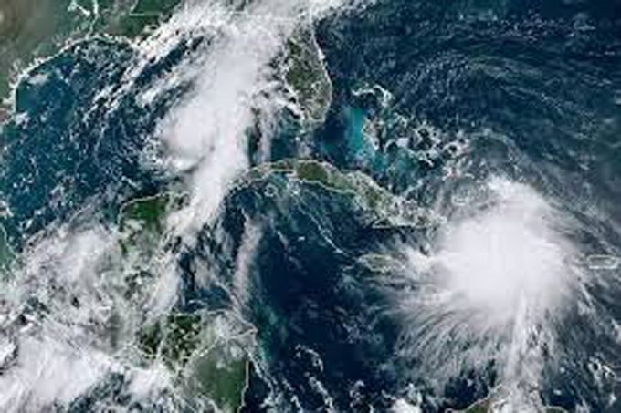 Tres huracanes y una tormenta circulan por el Atlántico y el Caribe Tres huracanes y una tormenta circulan por el Atlántico y el Caribe