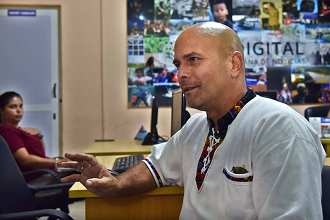 Felicita Díaz-Canel a Gerardo Hernández, nuevo Coordinador Nacional de los CDR Felicita Díaz-Canel a Gerardo Hernández, nuevo Coordinador Nacional de los CDR