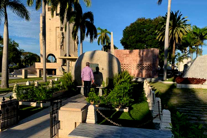 Presidente Díaz-Canel rinde homenaje a Fidel en Santiago de Cuba Presidente Díaz-Canel rinde homenaje a Fidel en Santiago de Cuba