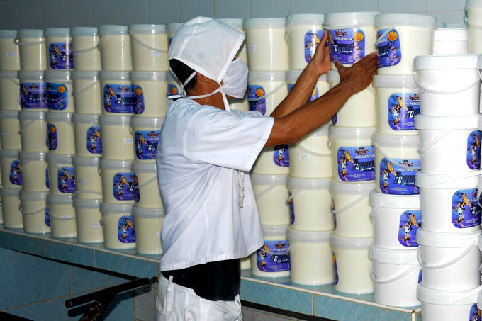 Industria láctea busca alternativas ante las carencias Industria láctea busca alternativas ante las carencias