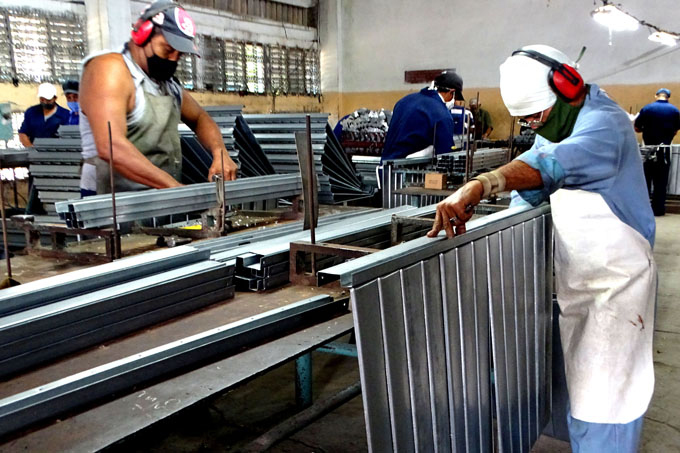 Logra fábrica de Manzanillo elevada producción de puertas y ventanas para viviendas Logra fábrica de Manzanillo elevada producción de puertas y ventanas para viviendas