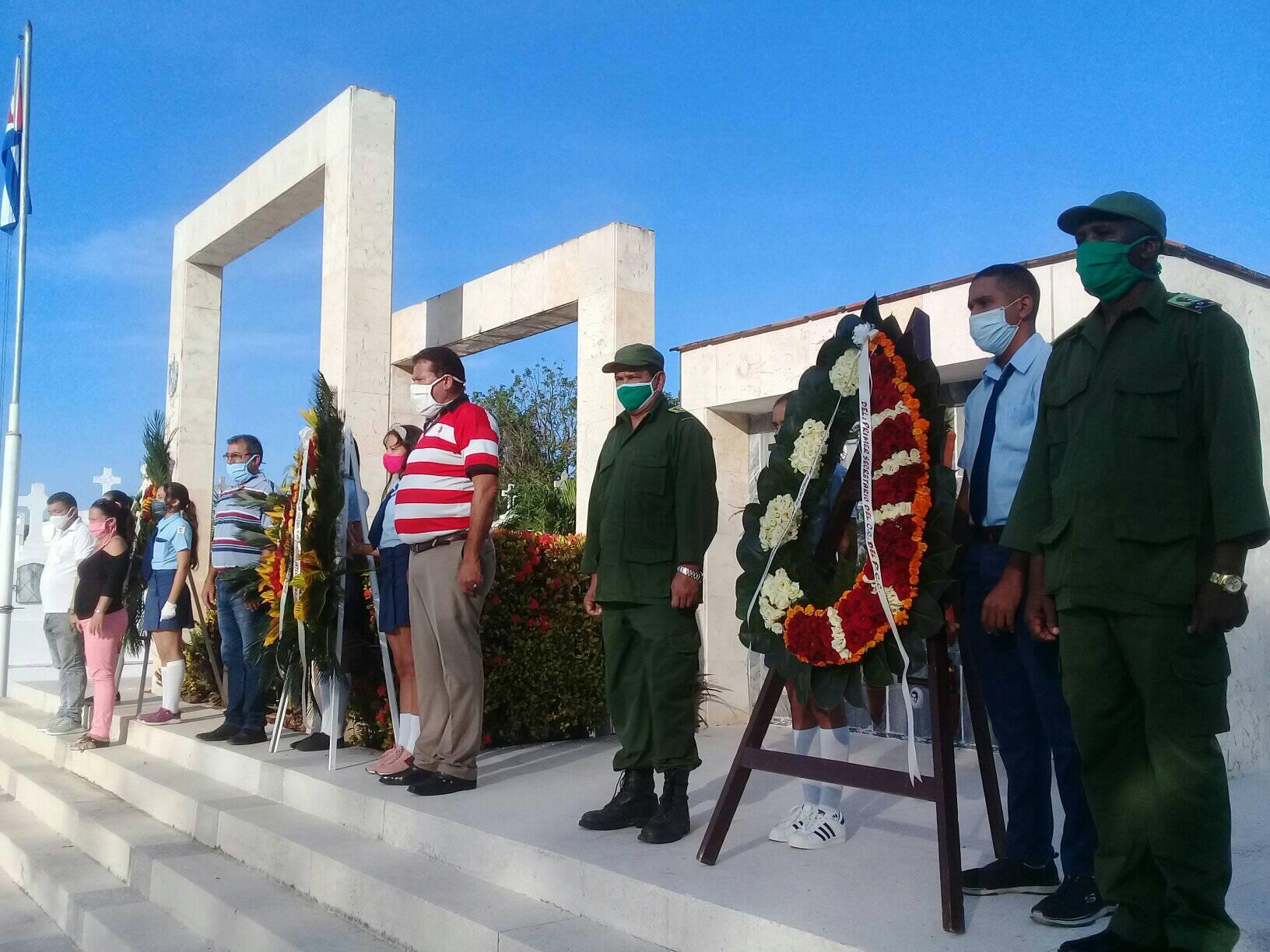 Manzanilleros rinden honores a Maceo