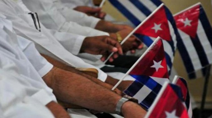 Presidente cubano da la bienvenida a médicos que enfrentaron la COVID-19 en Kuwait Presidente cubano da la bienvenida a médicos que enfrentaron la COVID-19 en Kuwait