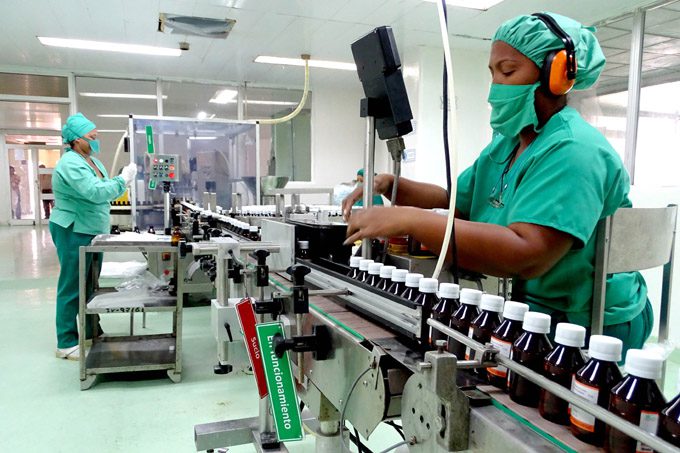Recibe Laboratorio de Medicamentos líquidos condición Destacada en el Día de la ciencia cubana (+fotos, audio, videos e infografía) Recibe Laboratorio de Medicamentos líquidos condición Destacada en el Día de la ciencia cubana (+fotos, audio, videos e infografía)