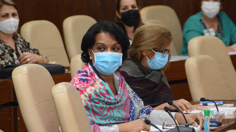 Por una verdadera emancipación de la mujer cubana Por una verdadera emancipación de la mujer cubana