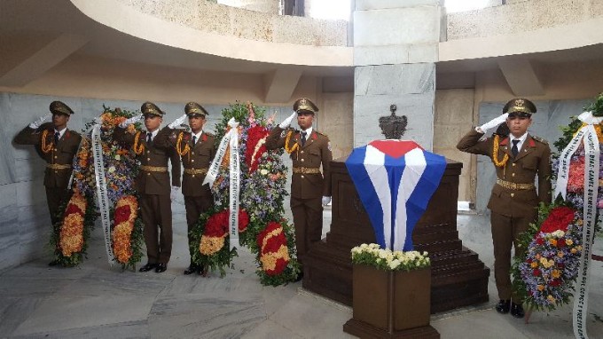 Envían Raúl Castro y Díaz-Canel ofrendas florales a José Martí en aniversario de su muerte Envían Raúl Castro y Díaz-Canel ofrendas florales a José Martí en aniversario de su muerte