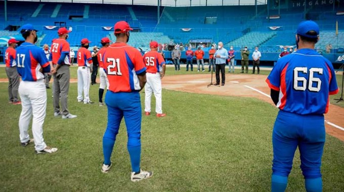 Califica Díaz-Canel de muy estimulante intercambio con jóvenes y el equipo Cuba de béisbol