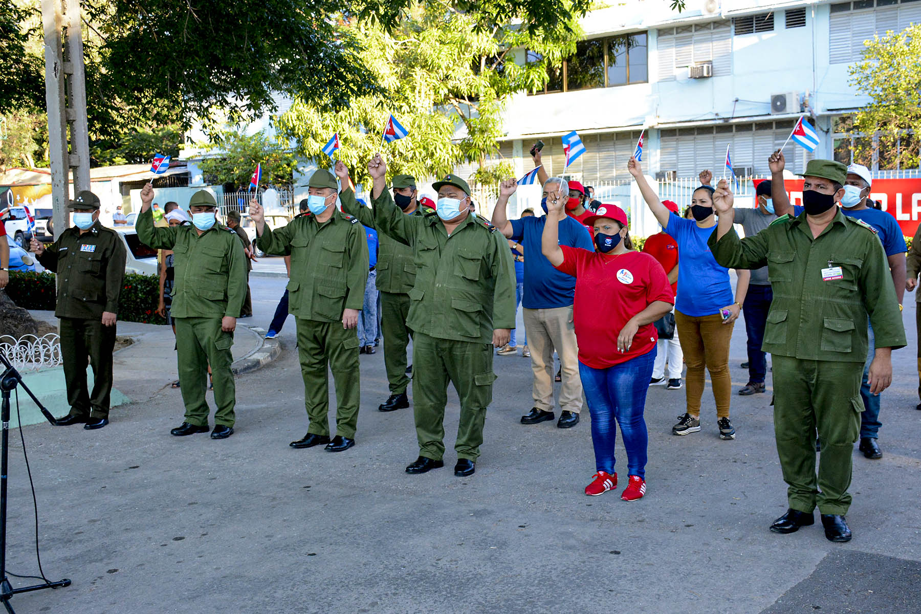 Desfilan simbólicamente en Granma por el Primero de Mayo (+ fotos)