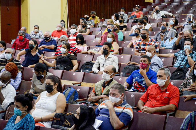 Debaten periodistas de Granma sobre su quehacer Debaten periodistas de Granma sobre su quehacer