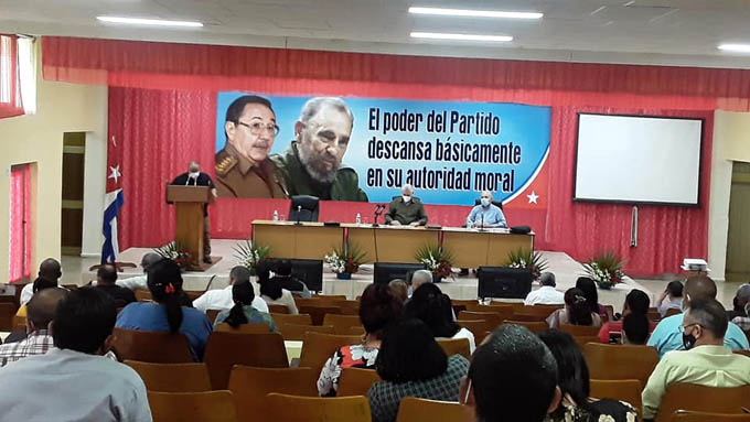 #ÚLTIMOMINUTO: Intercambia Díaz-Canel con militantes y dirigentes de Granma