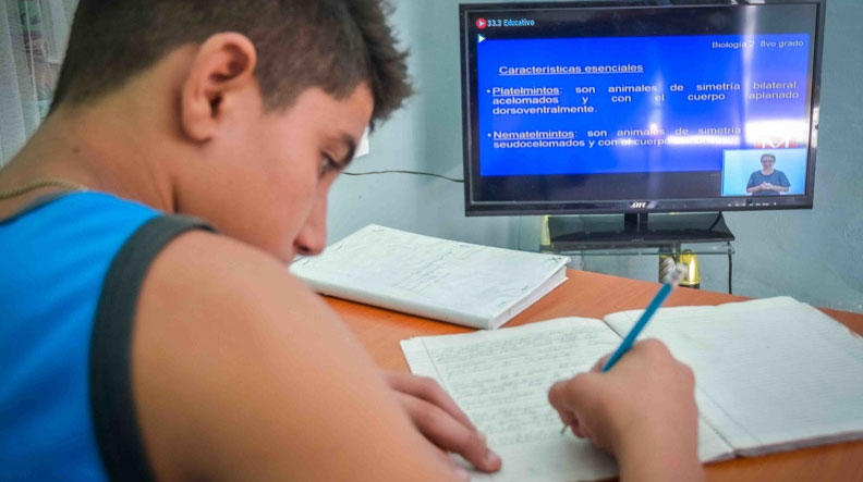Con el retorno a las aulas cada vez más cerca, vuelven las tele-clases Con el retorno a las aulas cada vez más cerca, vuelven las tele-clases