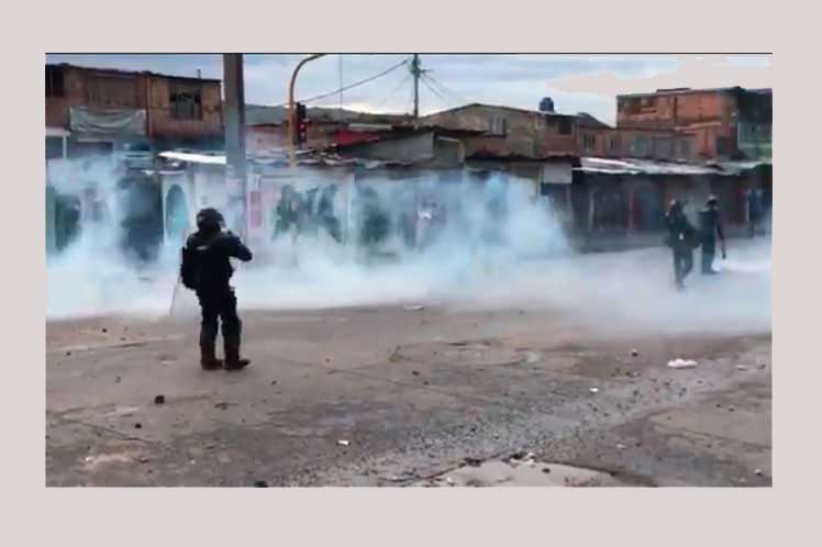 Violencia policial cierra jornada de movilizaciones en Colombia