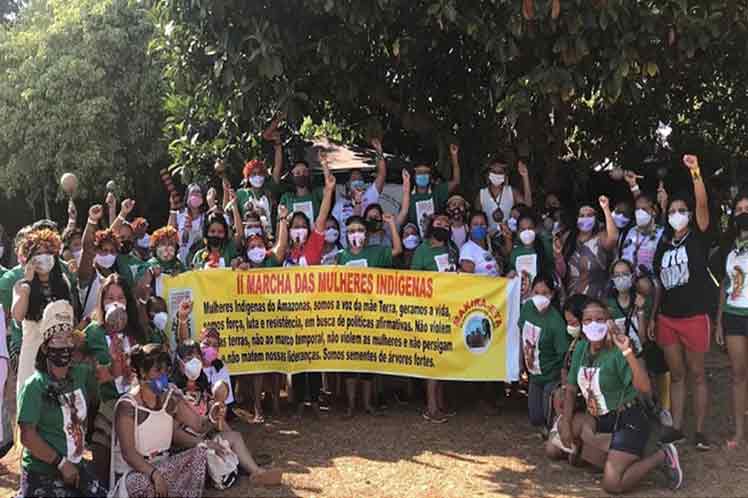 Mujeres indígenas en Brasil a marcha por derechos