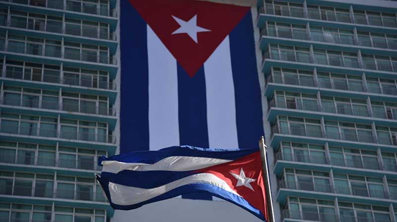 Despliegan bandera cubana de grandes magnitudes en homenaje al Día de la Cultura Nacional