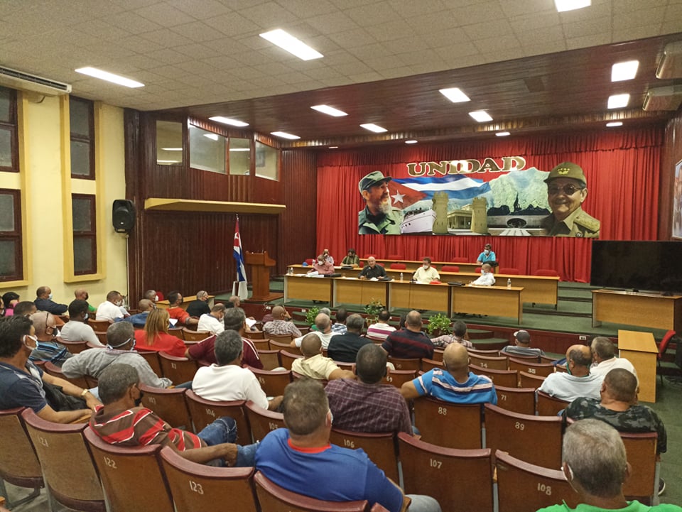 Chequea viceprimer ministro cubano preparación para la zafra azucarera en Granma Chequea viceprimer ministro cubano preparación para la zafra azucarera en Granma