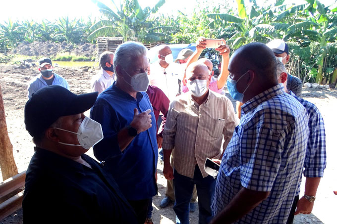 Presidente cubano departe con el pueblo y recorre áreas agrícolas de Granma (+ fotos)