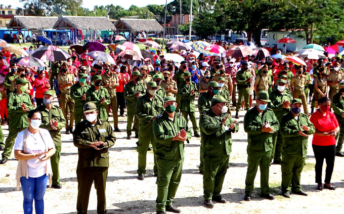 El pueblo también protege la Patria