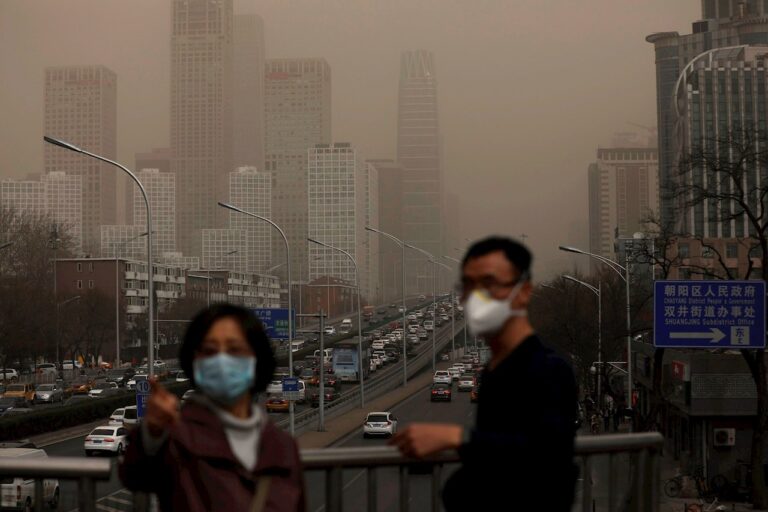 Capital de China bajo alerta por fuerte contaminación Capital de China bajo alerta por fuerte contaminación
