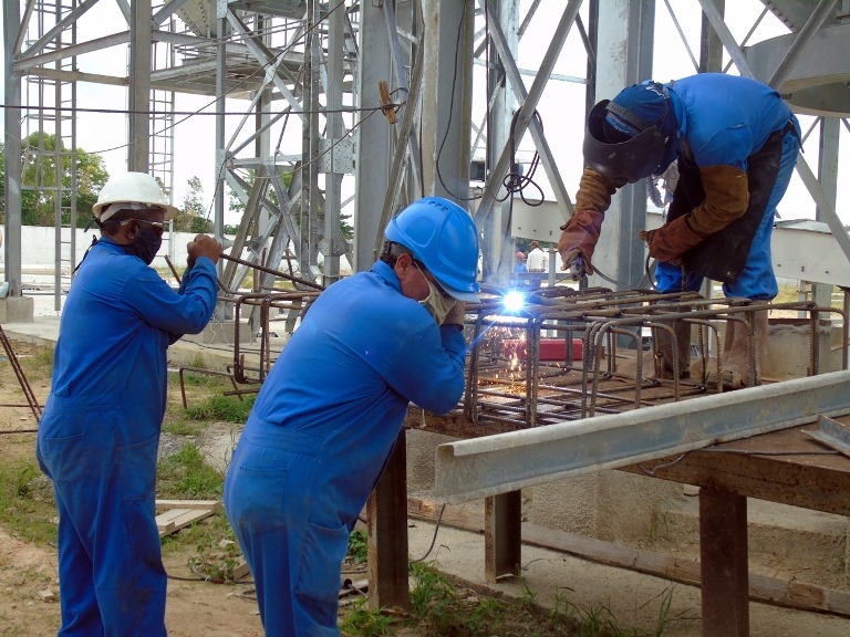 Felicita Primer Ministro de Cuba a los constructores en su día