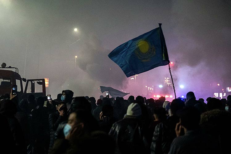 Declaran estado de emergencia en Kazajistán frente a protestas