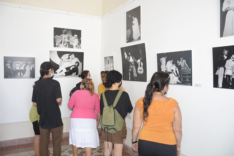 Expo fotográfica recoge trayectoria artística del Colectivo Teatral Granma Expo fotográfica recoge trayectoria artística del Colectivo Teatral Granma
