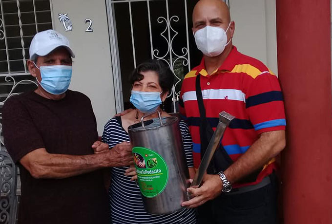 Visita coordinador nacional de los CDR una familia bayamesa Visita coordinador nacional de los CDR una familia bayamesa