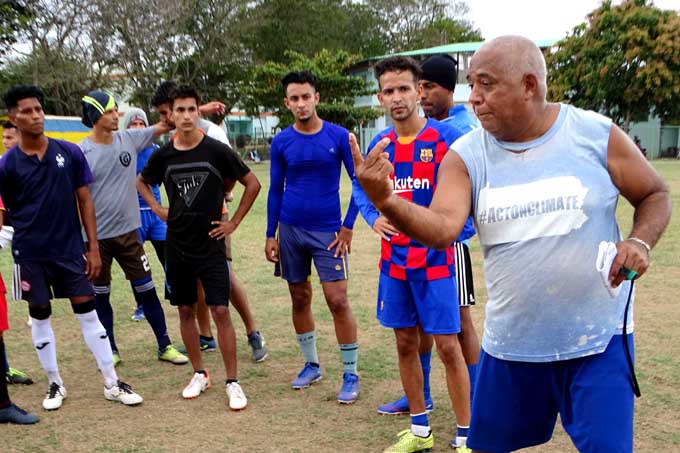 106 Liga nacional de fútbol: ¡Incansables, al balón!