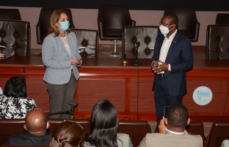 Visita ministro de Estado de Angola Centro de Ingeniería Genética y Biotecnología Visita ministro de Estado de Angola Centro de Ingeniería Genética y Biotecnología