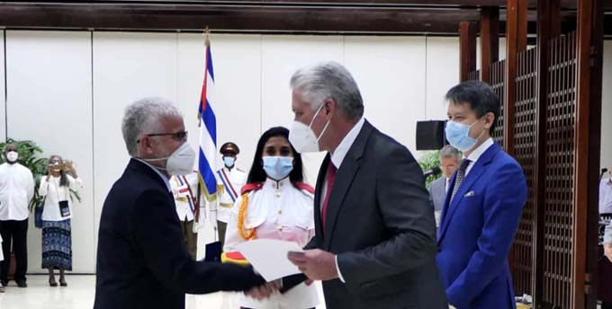 Presidente de Cuba enaltece labor de científicos de la isla Presidente de Cuba enaltece labor de científicos de la isla