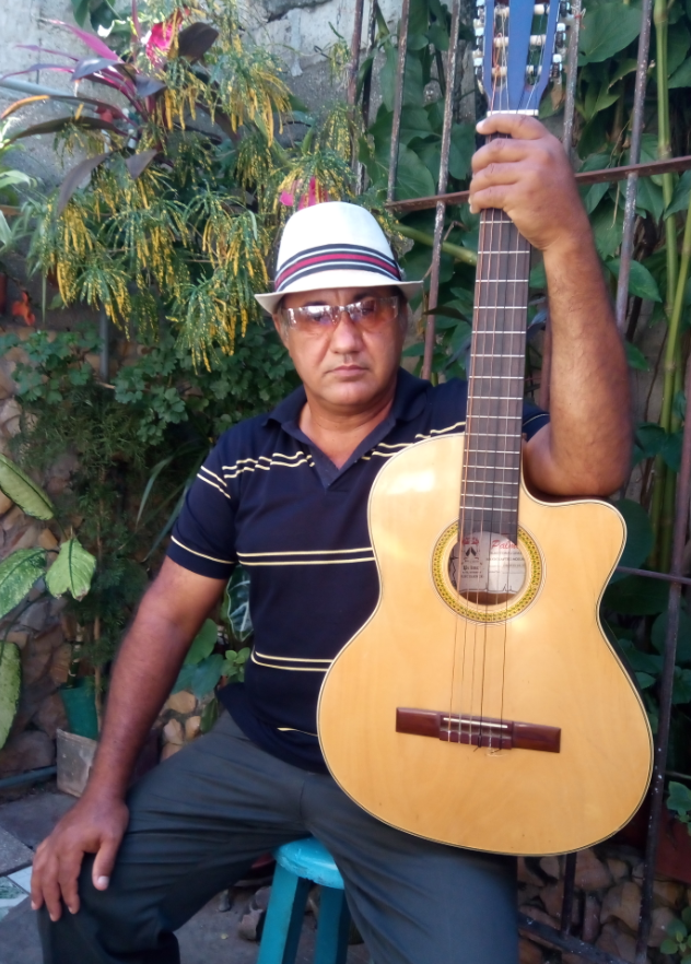 Un instructor junto a los arpegios de su guitarra