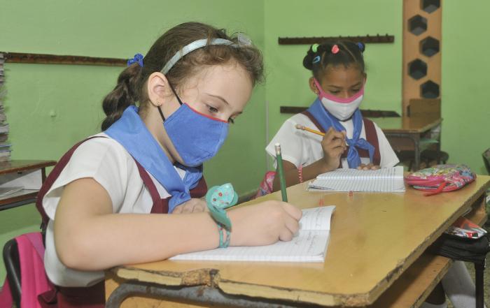Explican situación en Cuba con el uniforme escolar y la materia prima para los libros