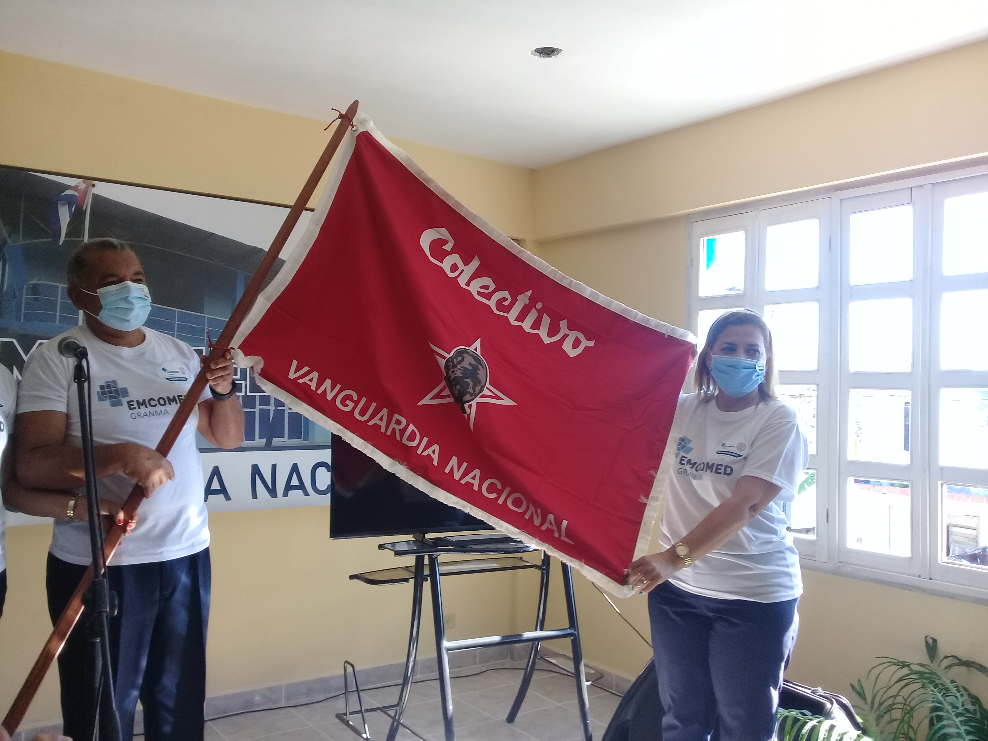 Recibe Emcomed Granma, bandera Colectivo Vanguardia Nacional (+fotos)