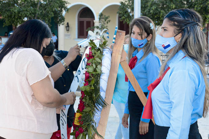 Para Céspedes, rosas de la dignidad y el compromiso (+ fotos) Para Céspedes, rosas de la dignidad y el compromiso (+ fotos)