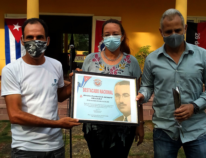 Recibe Desoft en Granma certificado de Colectivo Destacado Nacional Recibe Desoft en Granma certificado de Colectivo Destacado Nacional