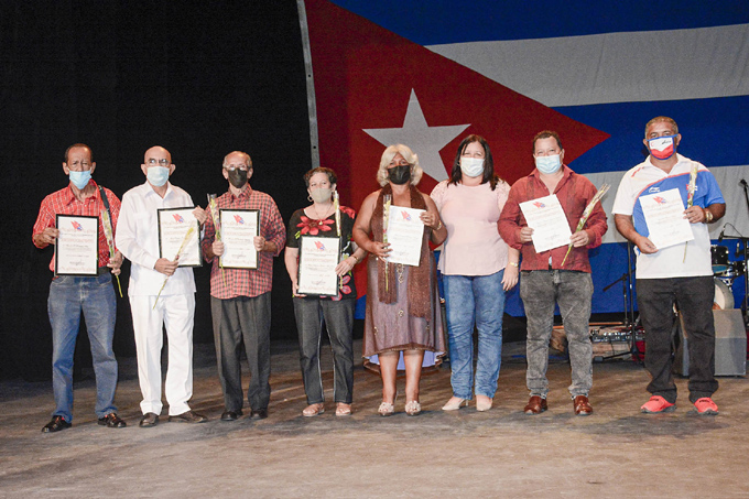 Reconocen en Granma a trabajadores del Partido Comunista de Cuba (+fotos) Reconocen en Granma a trabajadores del Partido Comunista de Cuba (+fotos)