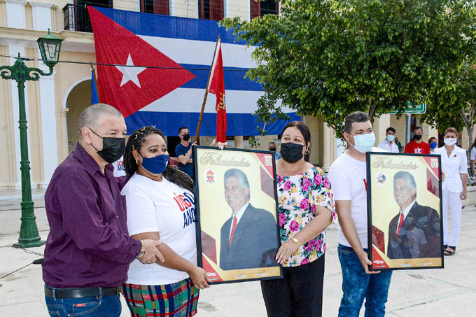 Banderas levantadas por el 4 de abril Banderas levantadas por el 4 de abril