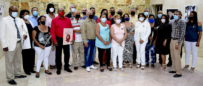 Condecoran a trabajadores destacados Condecoran a trabajadores destacados