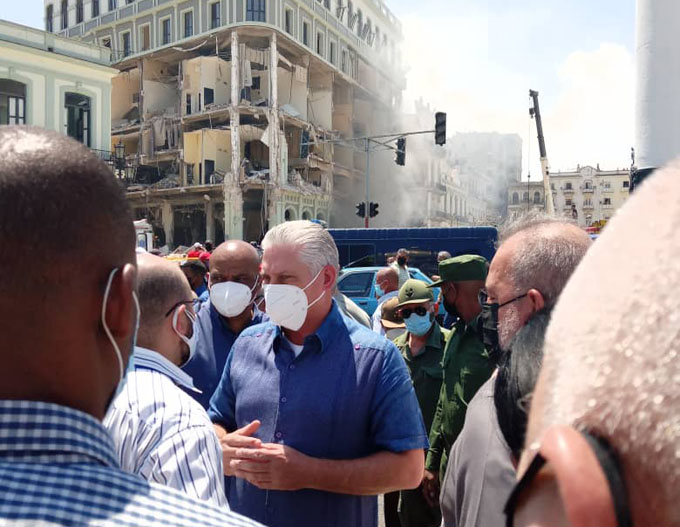 Asisten a las víctimas tras explosión en el Hotel Saratoga Asisten a las víctimas tras explosión en el Hotel Saratoga