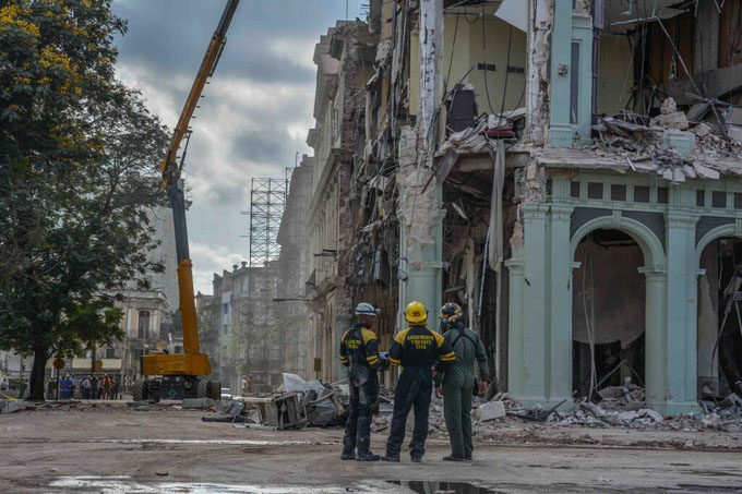 Rescatistas laboran en sótano de hotel Saratoga