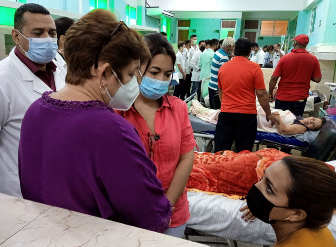 Visita gubernamental recorre instituciones médicas bayamesas Visita gubernamental recorre instituciones médicas bayamesas