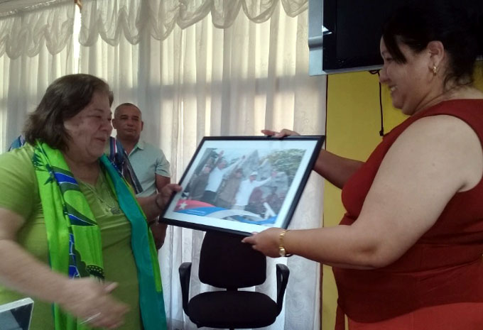 Recibe relevante artista cubana, reconocimiento especial en la provincia de Granma Recibe relevante artista cubana, reconocimiento especial en la provincia de Granma