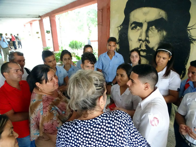 Primera Secretaria del Partido constata un porvenir científico garantizado en Granma Primera Secretaria del Partido constata un porvenir científico garantizado en Granma