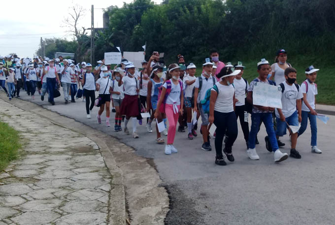 Estudiantes de Bayamo desfilan en saludo al Día internacional de la infancia y al 5 de Junio